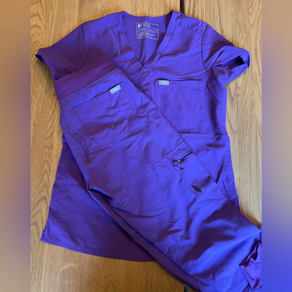 (Flaw) Fig scrubs Purple (rare color) Top (xs) and bottoms (xs/p)
